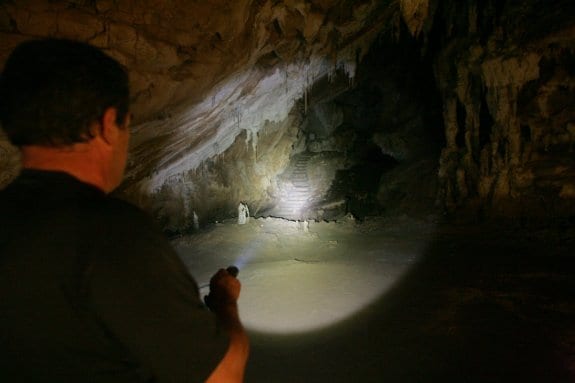 El interior de la cueva riosellana, iluminado por la linterna de un guía. 