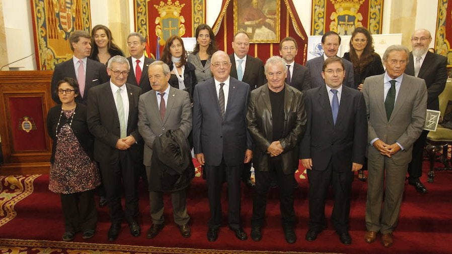 Los galardonados y los representantes de las diferentes instituciones invitadas, hoy, en Oviedo.