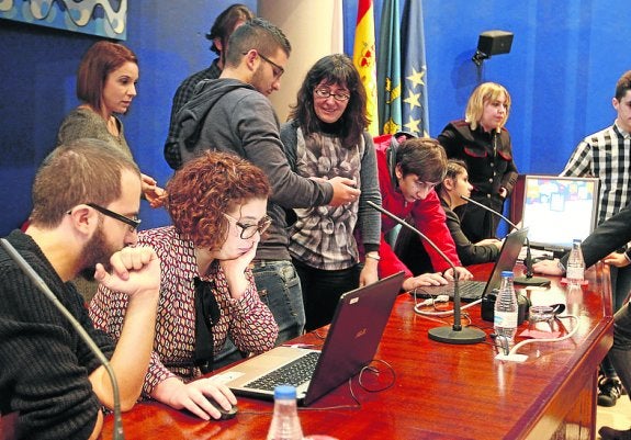 Arriba, Álvaro Escanciano se dirige a los chavales durante una de las charlas. Debajo, los estudiantes en el recinto ferial Luis Adaro. En la imagen inferior, participantes en las ponencias. 