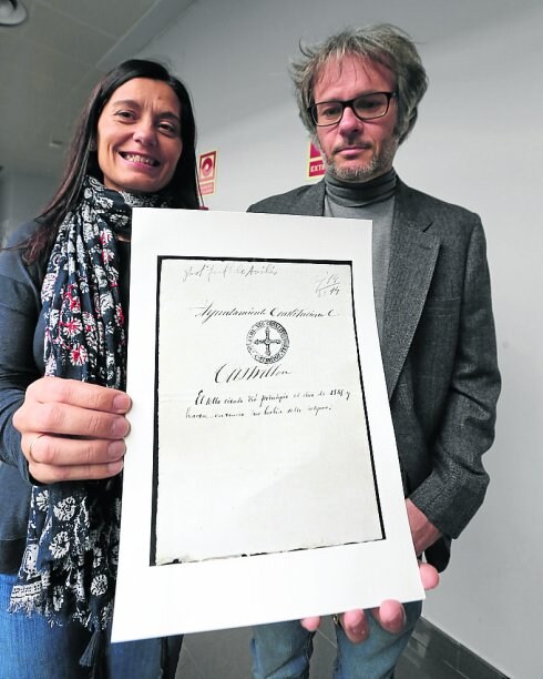 Yasmina Triguero e Iván Muñiz muestran el sello. 