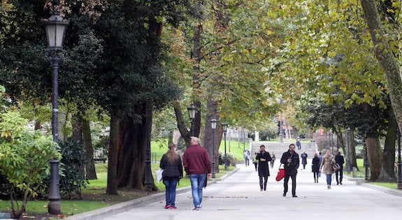 Proponen reordenar el tráfico del entorno del Campo de San Francisco en Oviedo