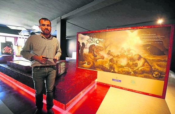 El alcalde de Piloña, Iván Allande, junto a uno de los carteles de la exposición. 