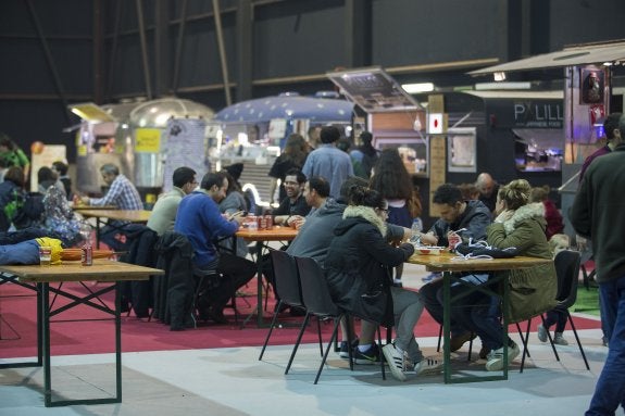 La zona de los 'food trucks' es parada obligada para todo aquel que quiere reponer fuerzas y tomarse un respiro entre tanta tecnología punta. 