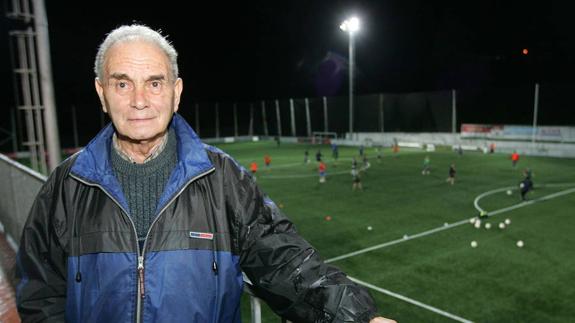 El veterano entrenador Isidro del Río en los campos de la Federación en Roces en 2012.
