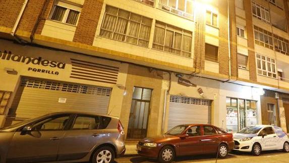 Orden de alejamiento para el detenido por agredir a su mujer con un martillo en Gijón