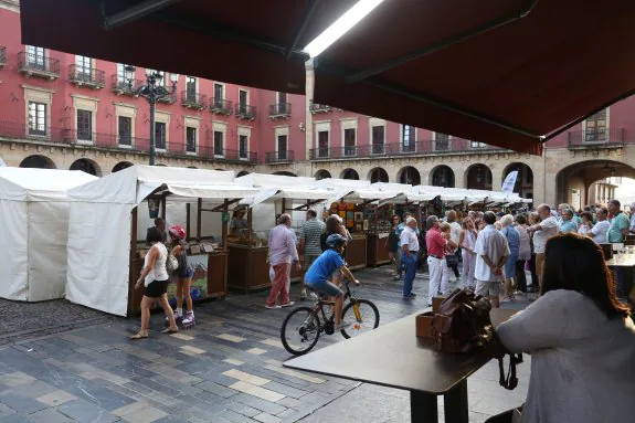 Mercado Ecológico y Artesano de la plaza Mayor, uno de los doce garantizados por su «arraigo» entre la ciudadanía. 