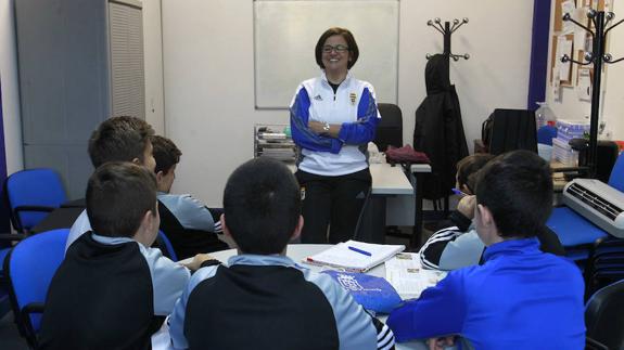 La psicopedagoga Teresa Álvarez se dirige a un grupo de canteranos en el aula de las instalaciones Tensi. 