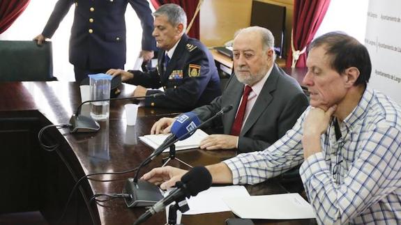 Gabino de Lorenzo, en el centro, presidiendo la junta local de seguridad de Langreo.