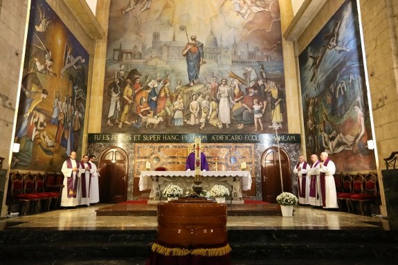 El párroco de La Pola, Juan Manuel hevia, presidió el funeral en San Pedro. 