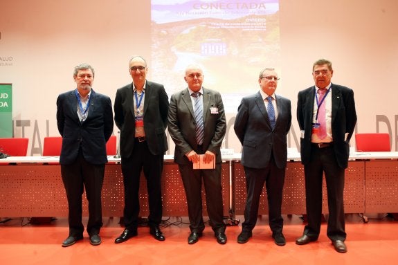 Guillermo Vázquez González (izq.), Juan Ignacio Coll Clavero, Luis Hevia (gerente del Área IV), Francisco del Busto (consejero de Sanidad) y Luciano Sáez Ayerra, en el salón de actos del HUCA. 