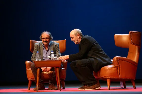 Rafael Reig, a la izquierda, sonriente, y Eduardo Becerra durante su charla en el Niemeyer.
