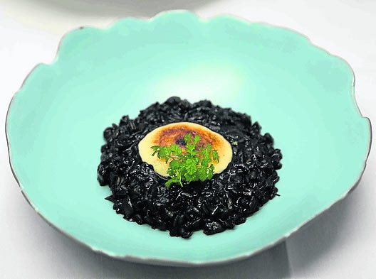 Arroz negro y alioli tostado