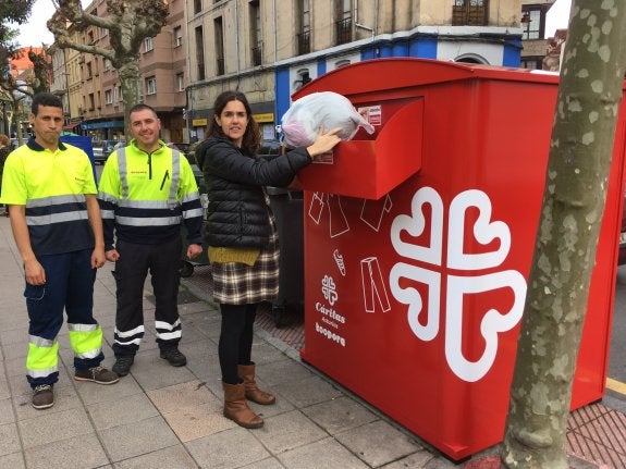 Myriam Gozalo, de Cáritas, junto a dos empleados del proyecto. :: E. C.