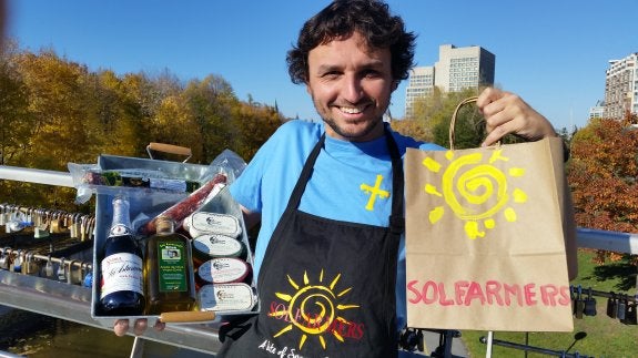 Álvaro posa conla bolsa y los productos de su empresa en  el canal Rideau, en Ottawa.