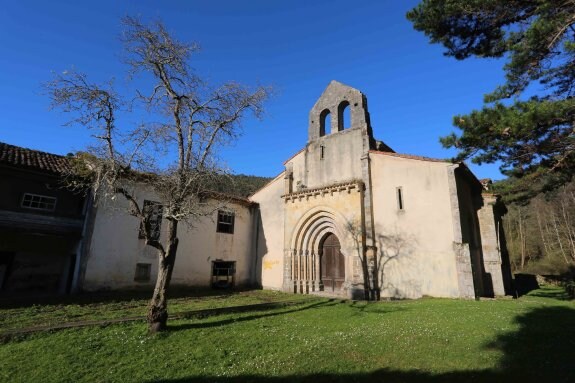 El monasterio de San Antolín de Bedón es un bien situado en una finca de titularidad privada. 