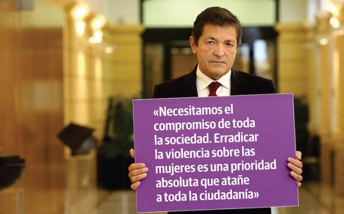 «Por supuesto.  No dudó el presidente del Principado. Javier Fernández dio un sí sin condiciones a participar en la campaña de EL COMERCIO contra la violencia sobre las mujeres. El Consejo de Gobierno, la gestora, los presupuestos...Todos quedaron,  un instante, a la espera. Porque acabar con esta lacra es #cuestióndetod@s 