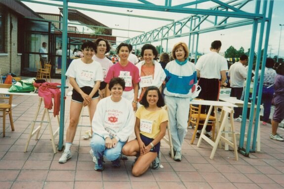 Popelka Sosa, primera por la derecha, con unas alumnas. 