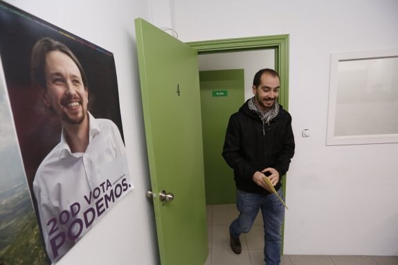 Héctor Piernavieja, a su llegada, ayer, a la sede gjionesa de Podemos. 