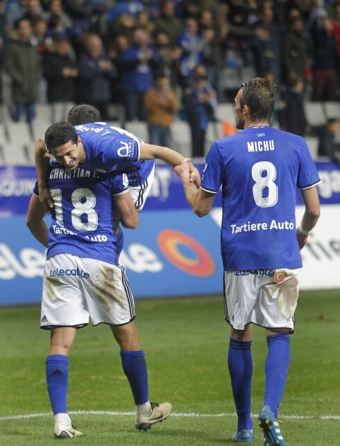 Christian Fernández lleva a hombros a Jonathan Pereira tras marcar el segundo gol, mientras Michu le felicita. 