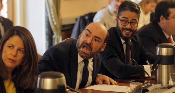 Agustín Iglesias Caunedo, portavoz popular y exalcalde, se dirige enfadado a al edil de Economía, Rubén Rosón. 