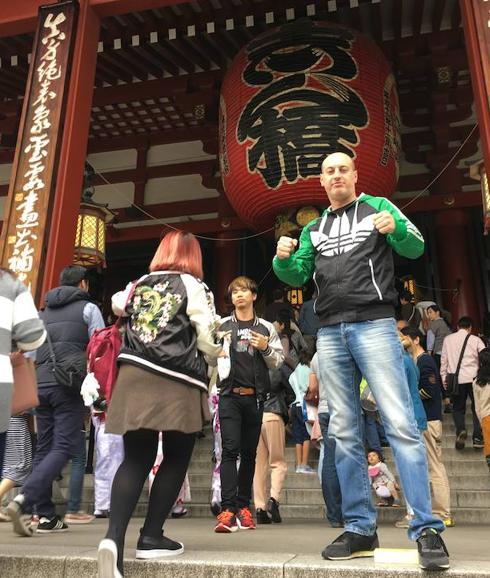 Armando Carriles, a la puerta de un templo en Tokio.