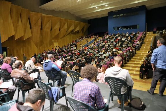 Uno de los multitudinarios exámenes de los planes de empleo de Siero. 