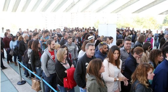 Aspirantes al servicio de Recaudación esperan a entrar en el Palacio de Congreso para hacer uno de los exámenes. 