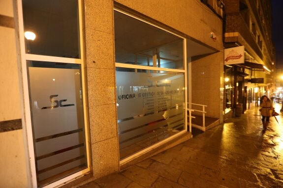 La oficina de gestión de sanciones en la calle Cabruñana permanece cerrada. 