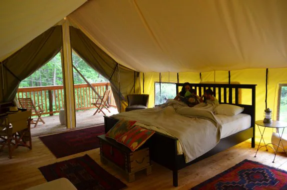 Vista del interior de una tienda de 'glamping'. 