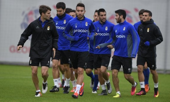 Varela encabeza el grupo durante el calentamiento. 