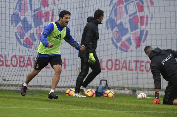 Jonathan Pereira celebra un gol en el partidillo de ayer en El Requexón para preparar la visita del sábado a Alcorcón.