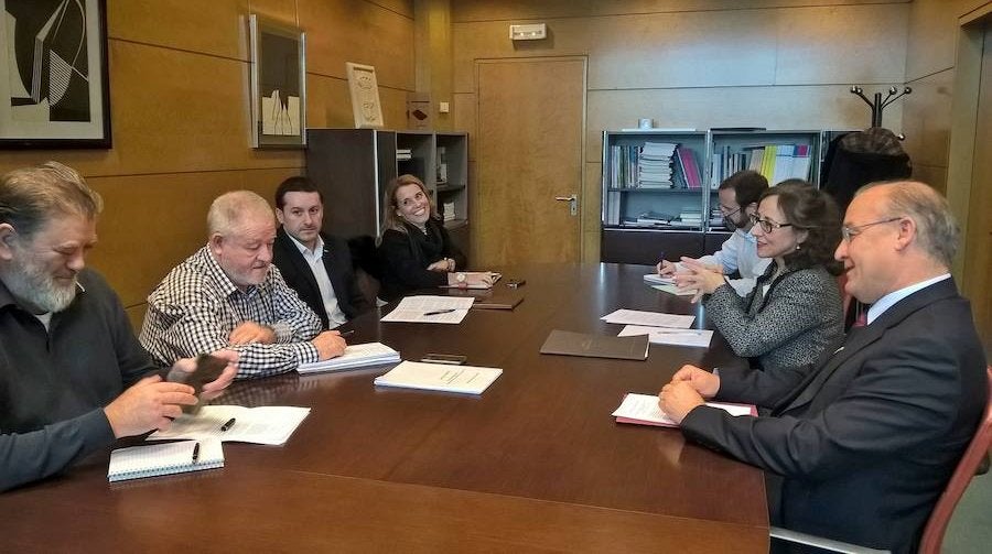 Reunión entre los representantes sindicales y la consejera de Infraestructuras.