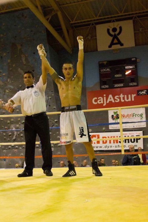 Héctor Brea celebra una de sus victorias en Los Canapés. 
