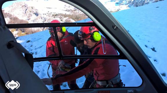 Efectivos de Bomberos de Asturias durante la intervención.