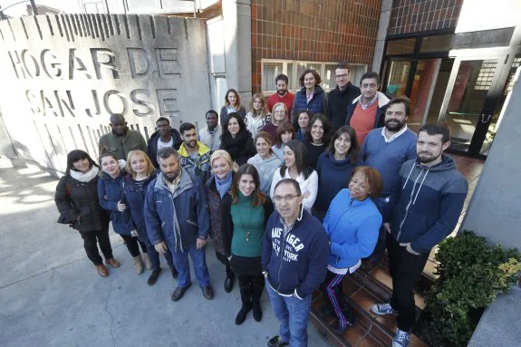 Parte del equipo de trabajadores y voluntarios de la Fundación Hogar San José posa junto al director de la misma, Rafael Piñera, segundo por la derecha. 