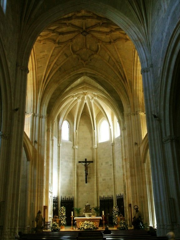 El Cristo de la Paz y el sagrario, en La Merced de Burgos. 