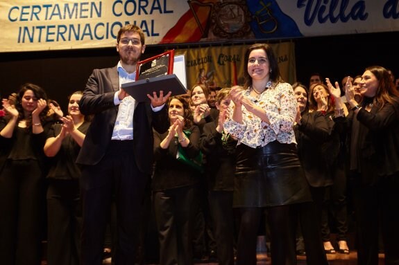 Yolanda Alonso le entrega el primer premio a Javier Fajardo, director de la Coral Tempus Fugit de Lugo. 