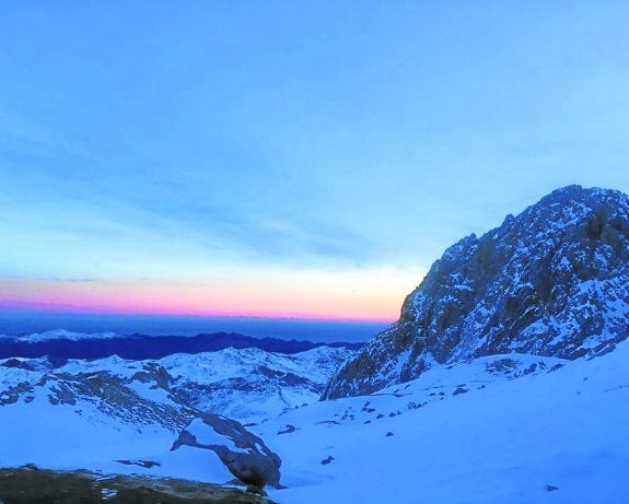 Amanecer soleado en la Vega del Urriellu visto desde el refugio. 