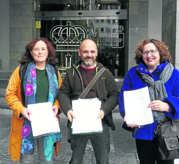 Paula Valero, Luis Catalán y Olga Álvarez, ayer, en Oviedo. 