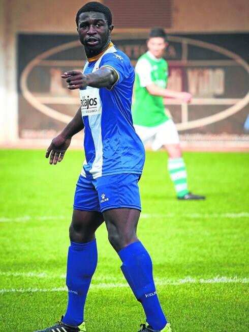 Michael Awaah en el partido frente al Llanes en el Suárez Puerta.