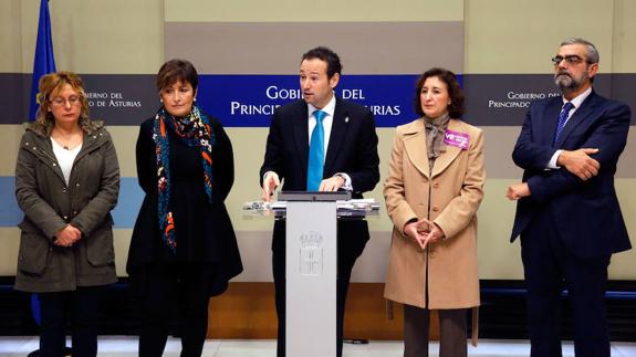 Guillermo Martínez (centro), durante la rueda de prensa. 