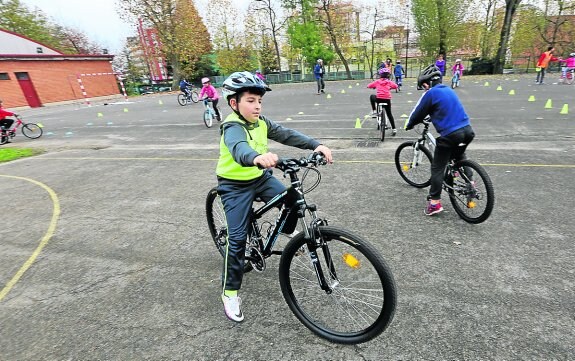 Aprender a andar en bicicleta fue la primera sesión de un proyecto para los alumnos de 4º. 