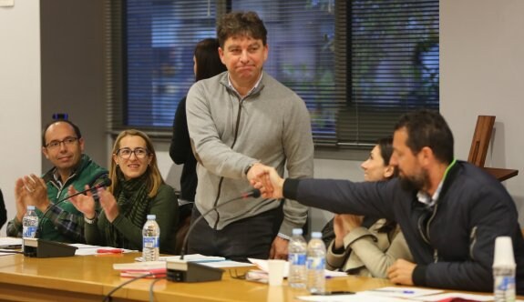 Víctor Fernández tomó posesión ayer de su cargo como concejal del Ayuntamiento . 