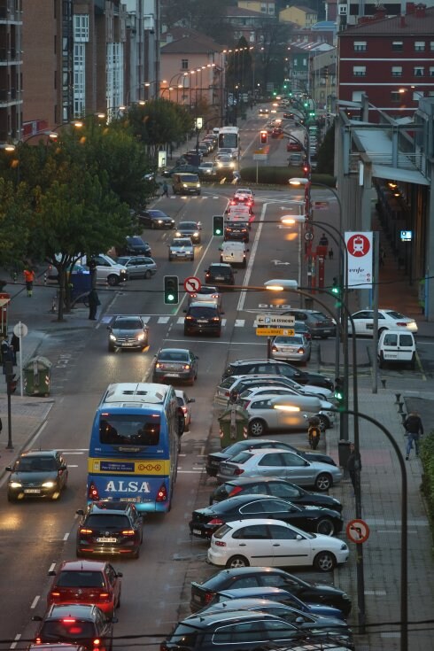 Tráfico intenso en la avenida de Los Telares, ayer.