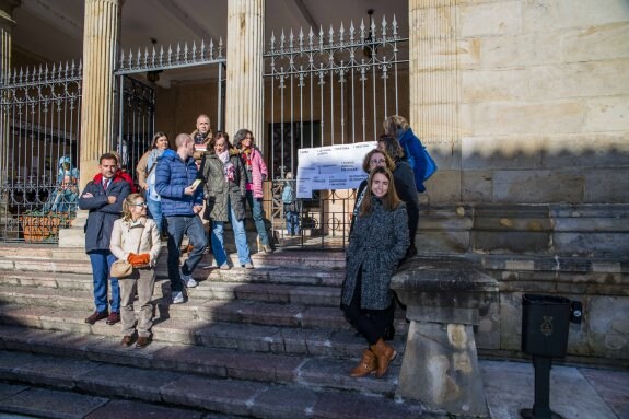 Los trabajadores ayer durante la protesta con la magistrada en la primera fila, a la derecha. 