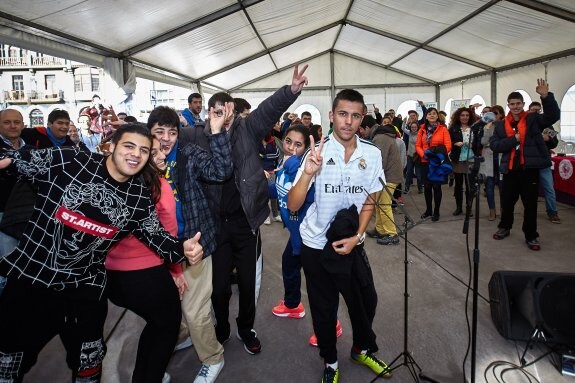 La música puso a bailar a todos los asistentes en la carpa en la plaza de Santiago López. 