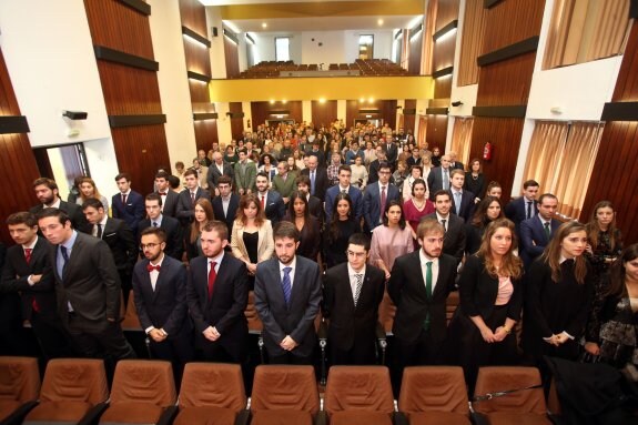 Los nuevos titulados de la Escuela de Ingeniería de Minas, Energía y Materiales de Oviedo antes de recoger sus diplomas. 