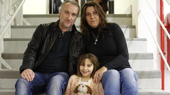 Nadia, junto a sus padres. 