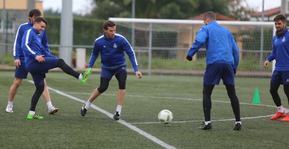 Palazuelos, en el centro de un rondo, intenta robar el balón durante un entrenamiento. 