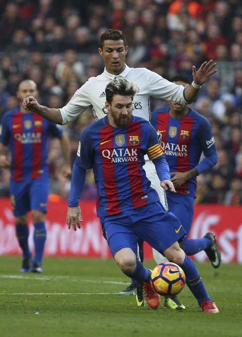 Cristiano presiona a Messi en una jugada del partido. 
